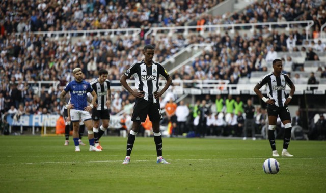 纽卡斯尔拒绝利物浦天价求购：伊萨克转会风波再掀波澜