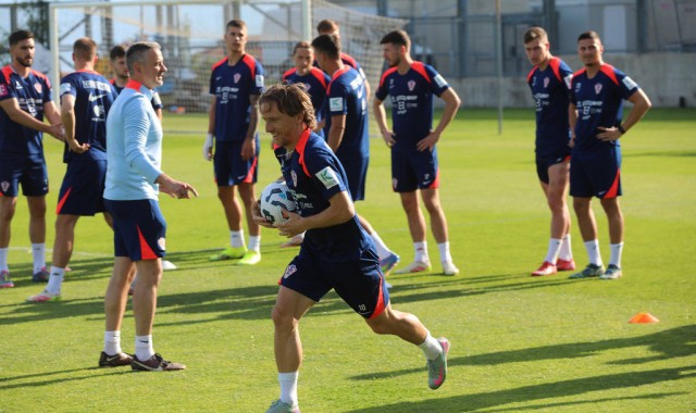 震撼！魔笛莫德里奇告别皇马加盟AC米兰：40岁传奇开启意甲新征程