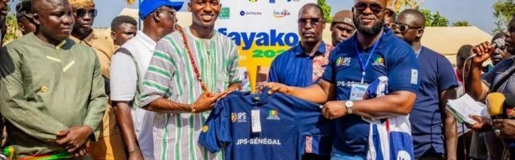 太阳报：热刺球星帕佩-萨尔花费数千英镑为家乡村庄支付电费