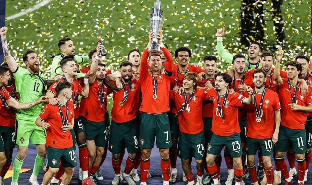 随着葡萄牙队夺冠，C罗又刷新5大纪录，还诞生了4位五冠王！