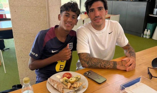 曼联14岁青训梅西续约拒绝巴萨！与托纳利一起特训，欲创队史纪录