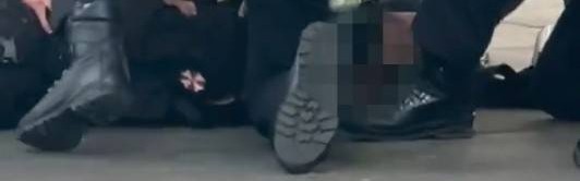 太阳报：切尔西比赛结束后，场外一16岁少年因涉嫌持仿制枪被捕