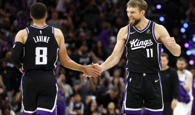 萨博尼斯24+13字母哥26+11+8 国王险胜雄鹿