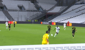 前皇马门神欧冠灾难表现！3分钟2送礼，乌龙助攻 禁区外手球染红