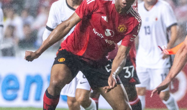 曼联4200万转会奇迹！阿莫林收获意外之财，卡雷拉斯成红魔救星